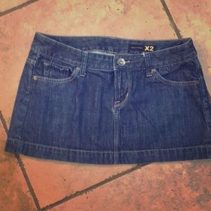 Denim mini skirt. Sits low pocket details. Short.